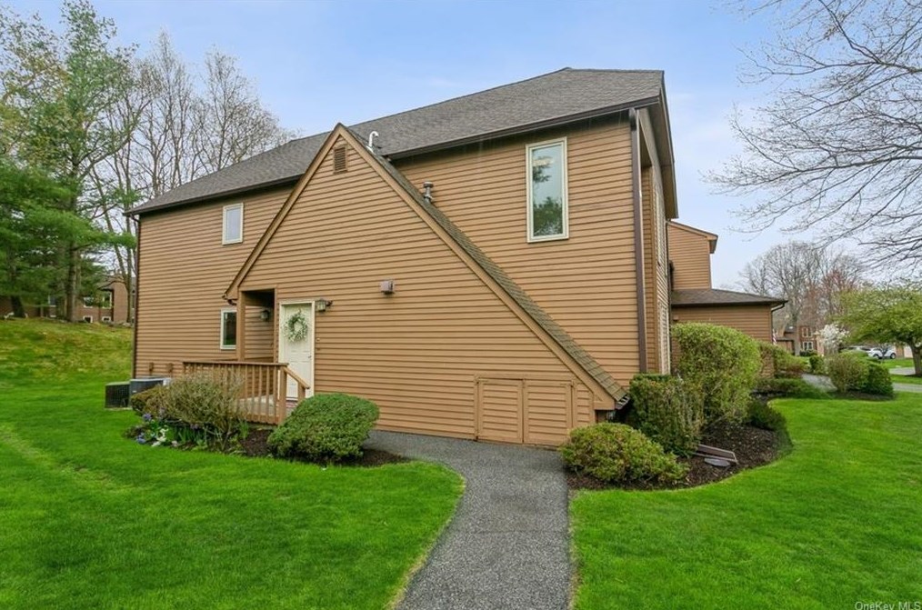 112 Ridgeview Ln, Yorktown Hgts, NY 10598
