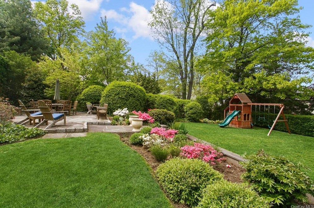 33 Bayberry St, Yonkers, NY 10708-2142