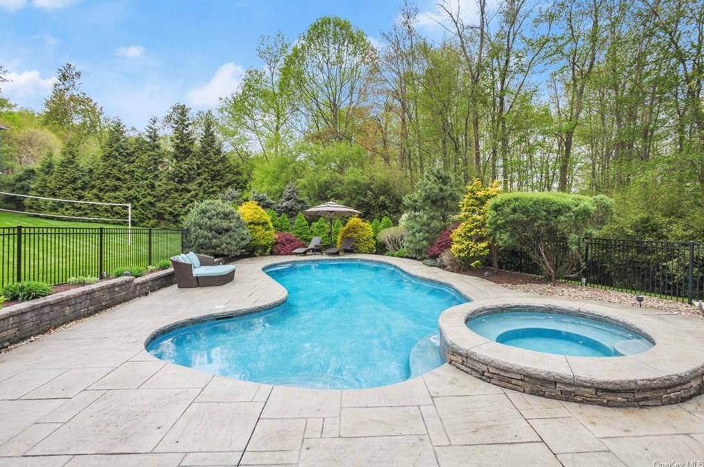 6 Brian Ct, Kent Lakes, NY 10512-3803