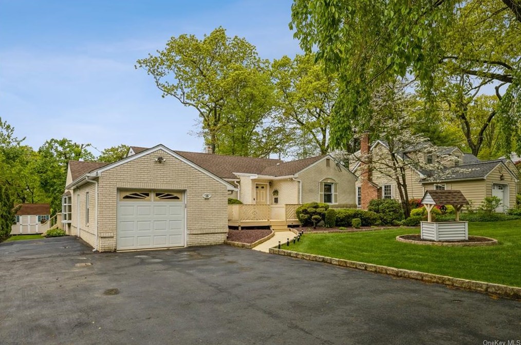 15 Edsall Ave, Nanuet, NY 10954-2504