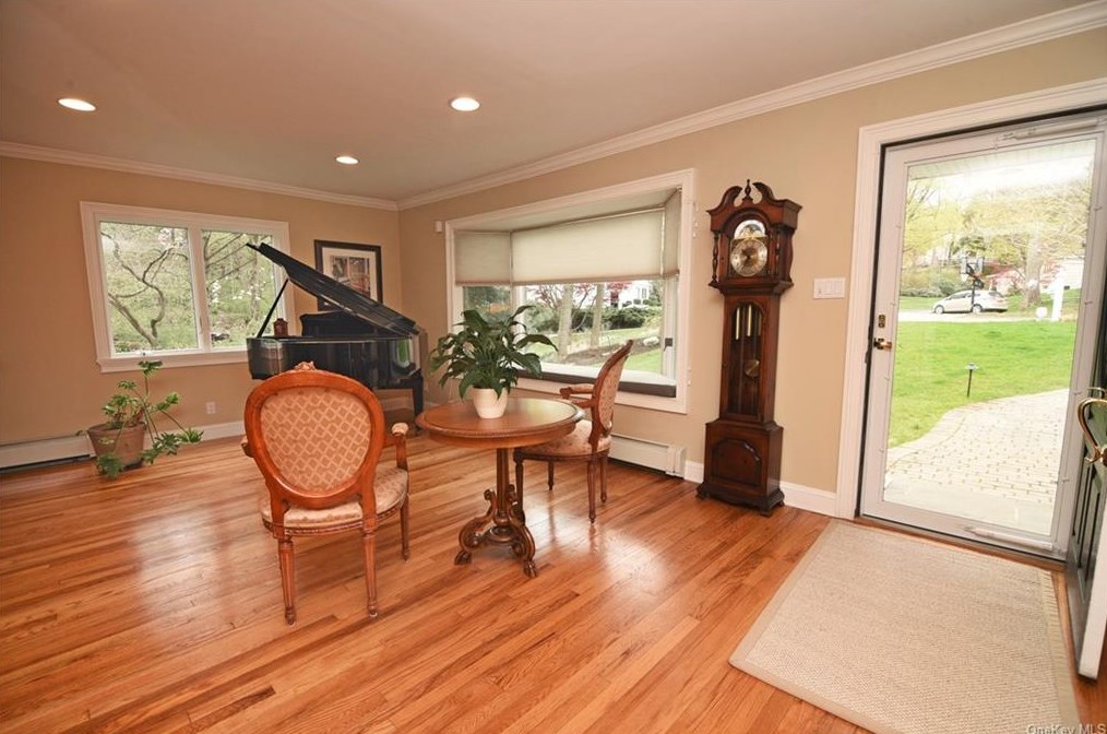 73 Dogwood Ln, Pleasantville, NY 10570