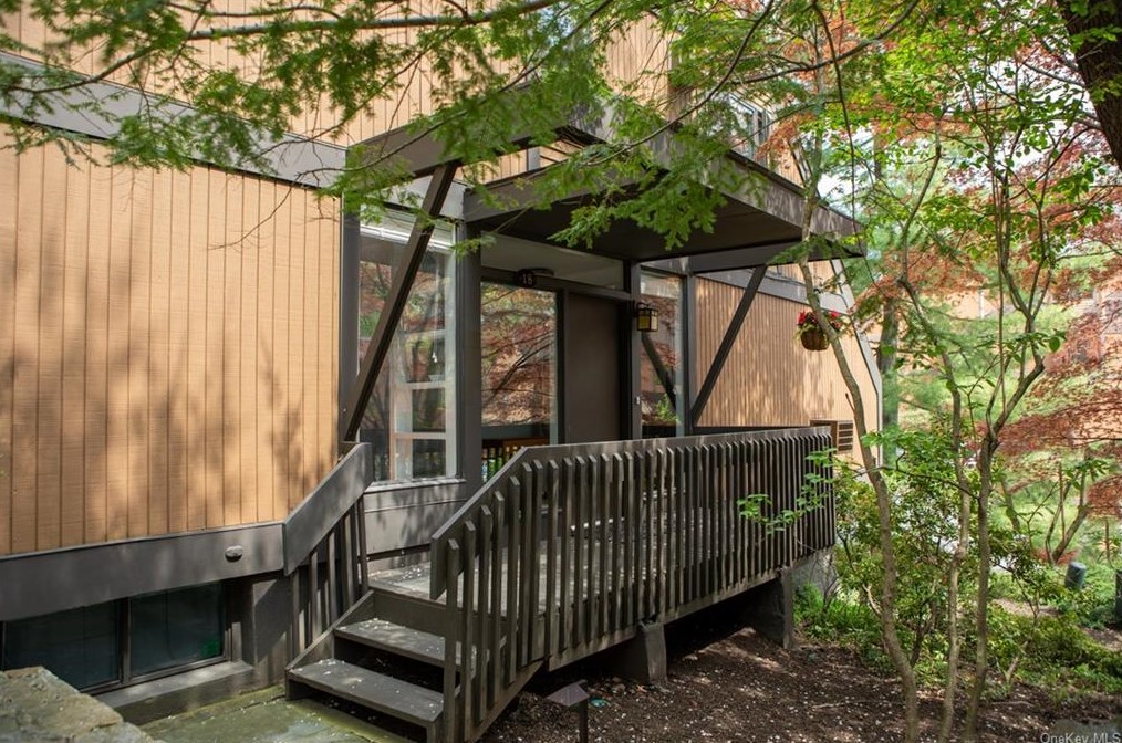 18 Deerfoot Ln, Dobbs Ferry, NY 10522-3315