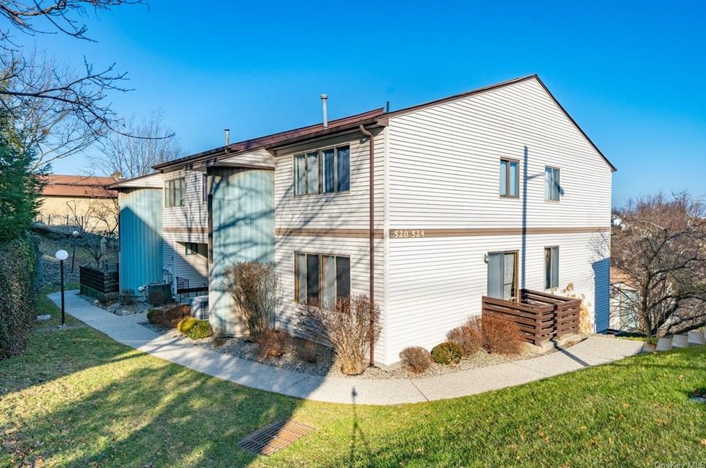 521 Country Club Ln, Mount Ivy, NY 10970-2344