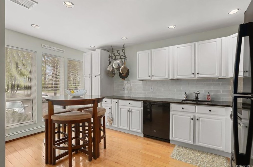 22 Elmwood Cir, Peekskill, NY 10566-4954