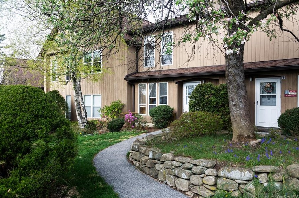 11 Brooke Hollow Ln, Peekskill, NY 10566