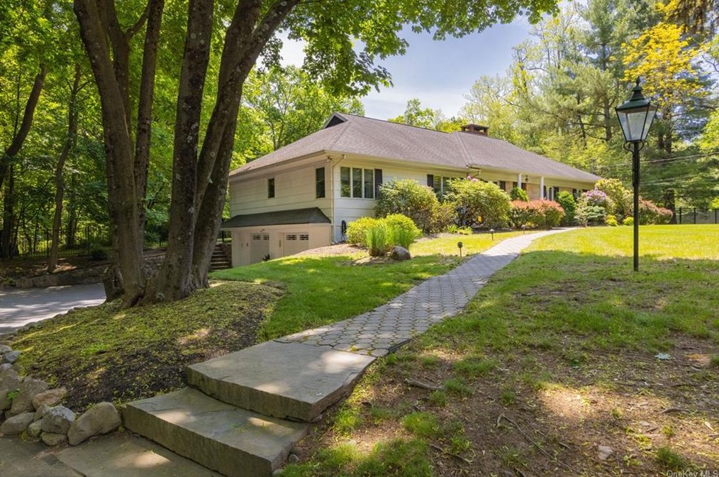 7 East Pl, Airmont, NY 10901