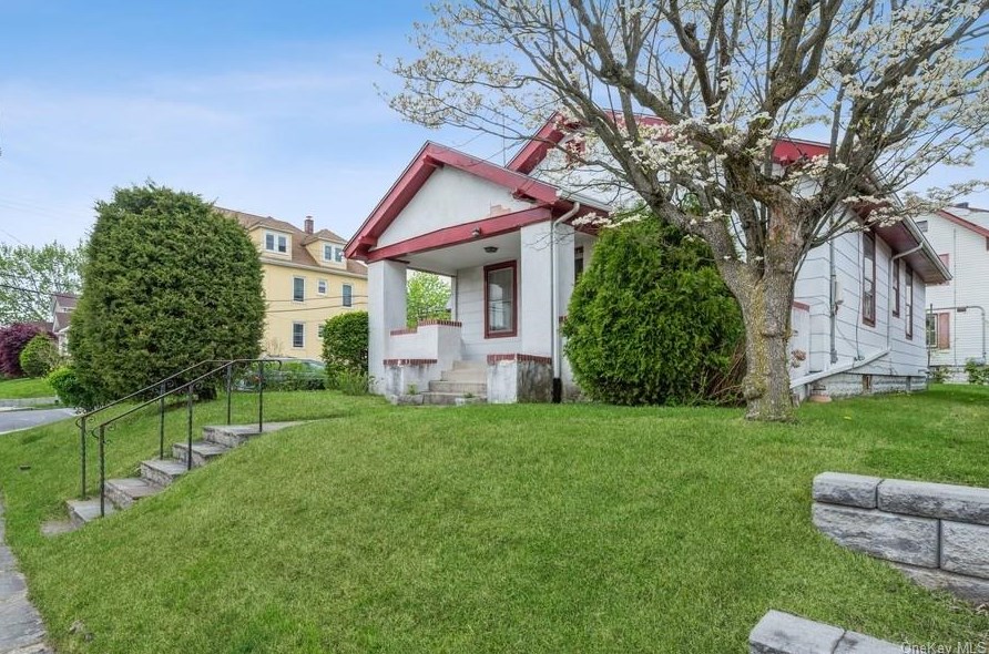 254 Hayward St, Yonkers, NY 10704-1944