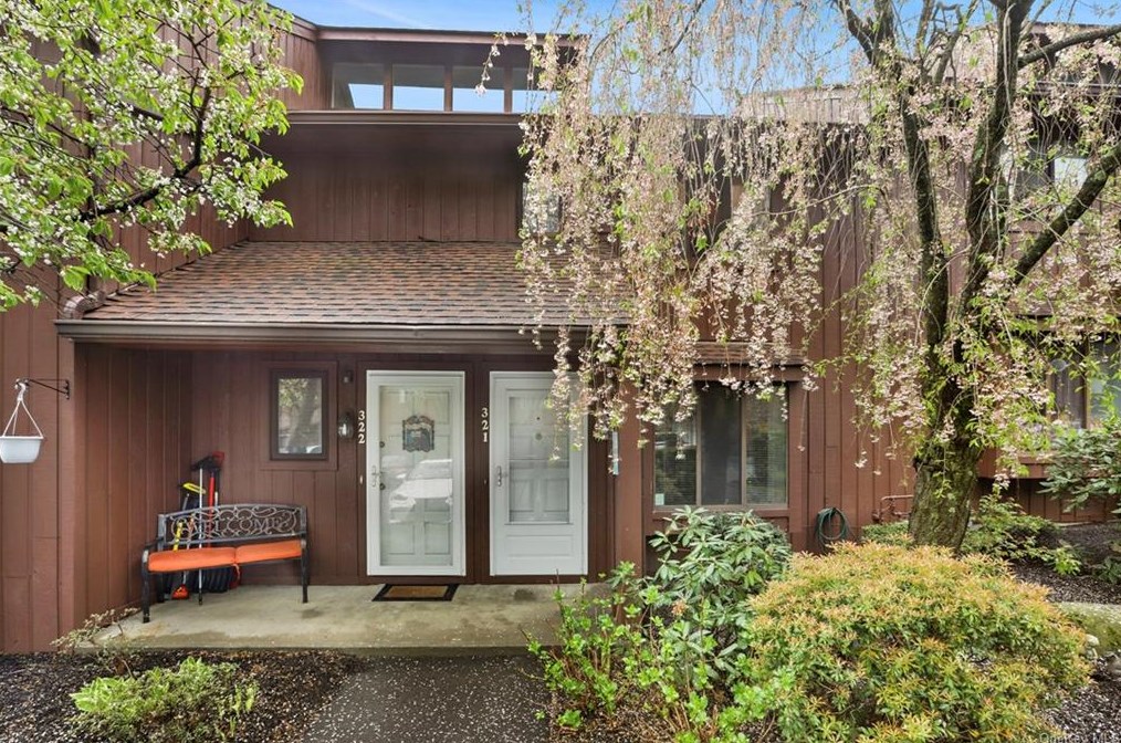 321 Scenic Dr, Mohegan Lake, NY 10547
