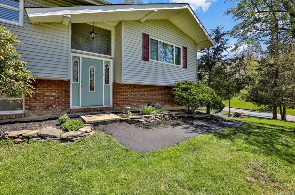 5 Bayberry Dr, Monroe, NY 10950-5606
