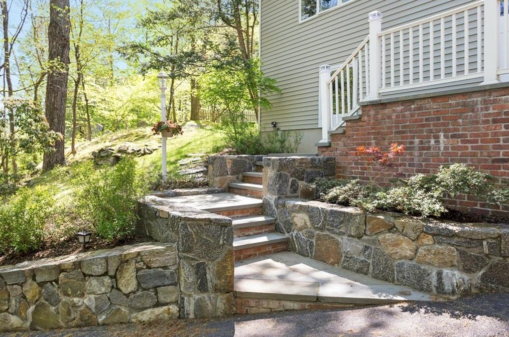 12 Kisco Park Dr, Mount Kisco, NY 10549-3904