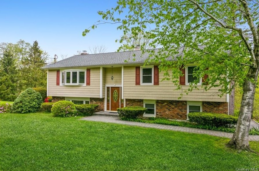 68 Wood St, Mahopac, NY 10541
