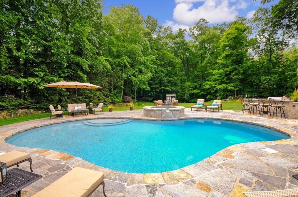 21 Robbie Rd, Cortlandt Manor, NY 10567-6740