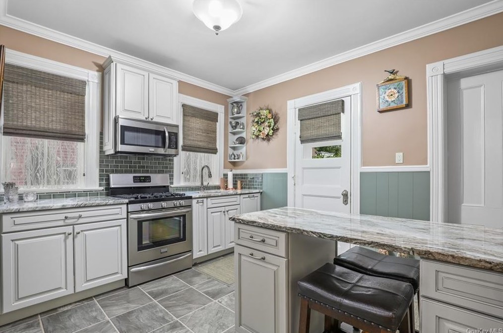 48 Bedford Rd, Katonah NY  10536-2119 exterior