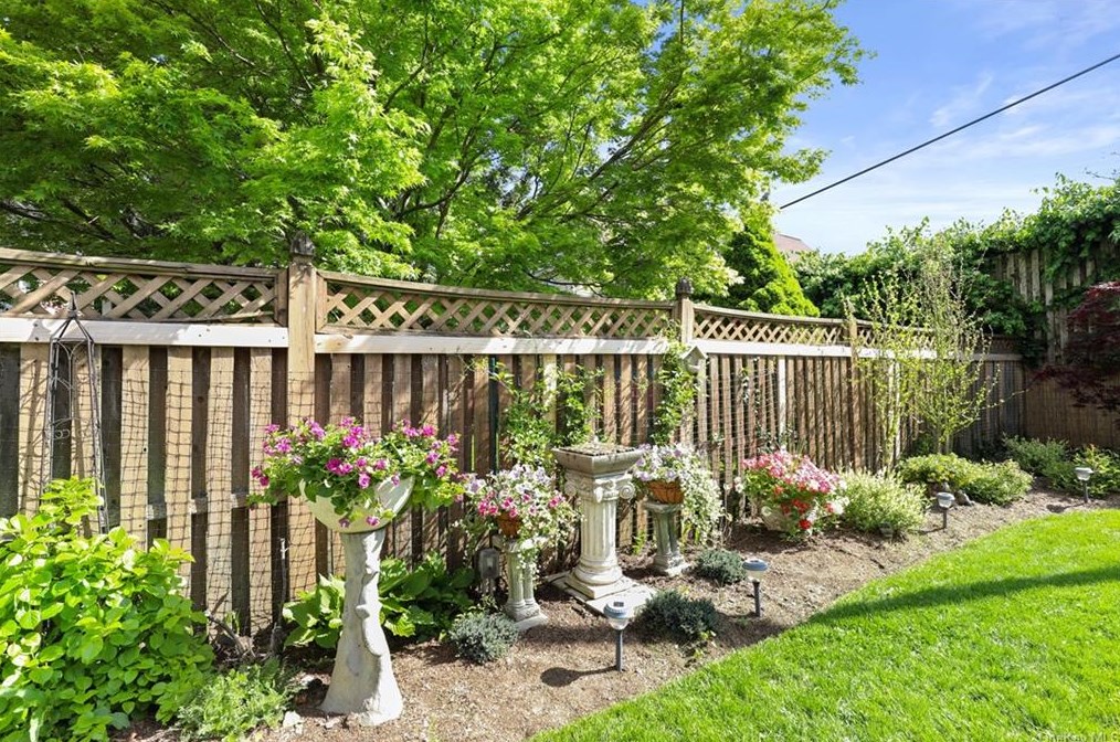 48 Bedford Rd, Katonah NY  10536-2119 exterior