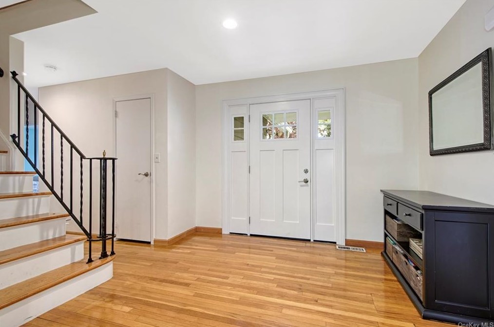 650 Barrymore Ln, Mamaroneck, NY 10543-4235