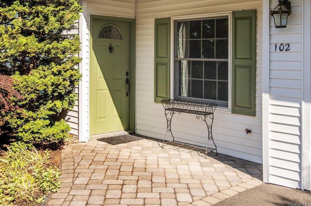 102 Pineview Ave, Nanuet, NY 10954-1446