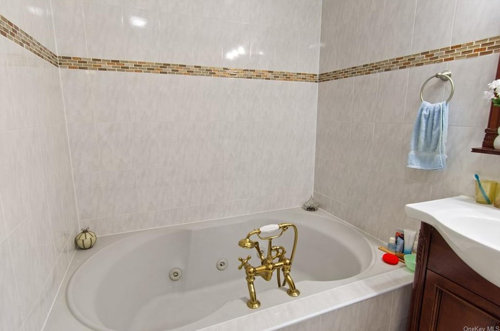 51 Van Wyck St, Croton On Hudson NY  10520-2525 exterior