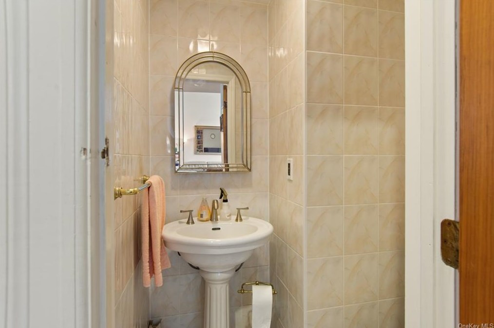 51 Van Wyck St, Croton On Hudson NY  10520-2525 exterior