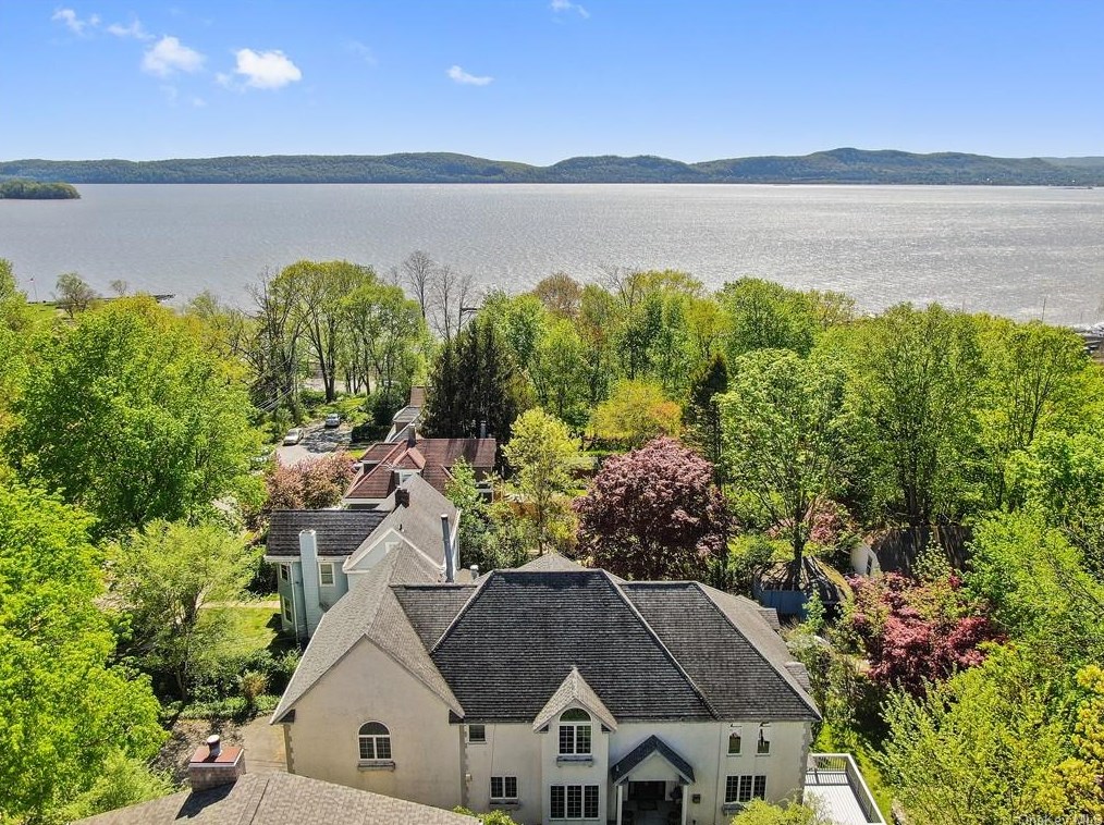 51 Van Wyck St, Croton On Hudson NY  10520-2525 exterior