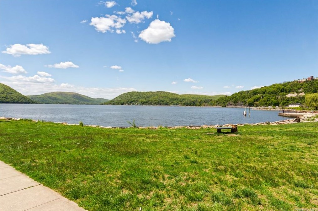 1 Lakeview Dr, Peekskill NY  10566-2222 exterior