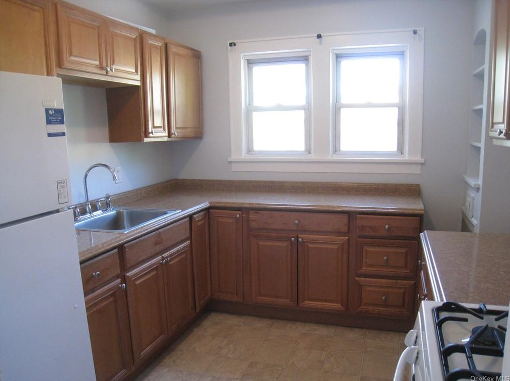 221 E Main St #4, Mount Kisco, NY 10549