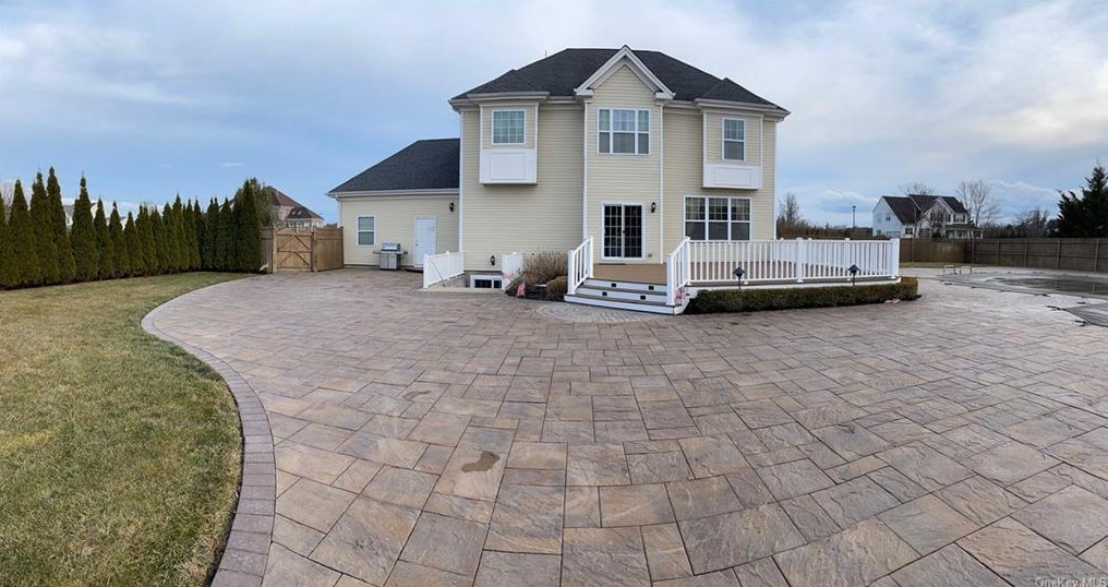 25 Maidstone Ln, Wildwood, NY 11792