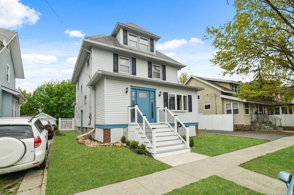 106 Briggs Ave, Yonkers, NY 10701-5604