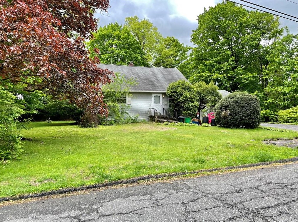5 James Dr, Nanuet, NY 10954-1908
