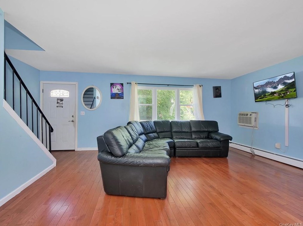 8 Wolfe Dr, Chestnut Ridge, NY 10977-5371