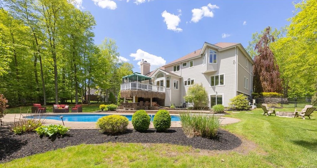 6 Graniks Way, Airmont, NY 10901