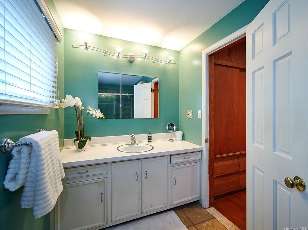 1059 Quaker Bridge Rd, Croton On Hudson NY  10520-3513 exterior