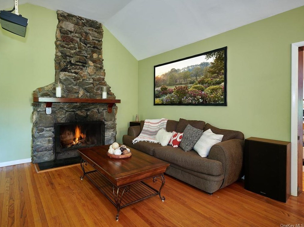 1059 Quaker Bridge Rd, Croton On Hudson NY  10520-3513 exterior