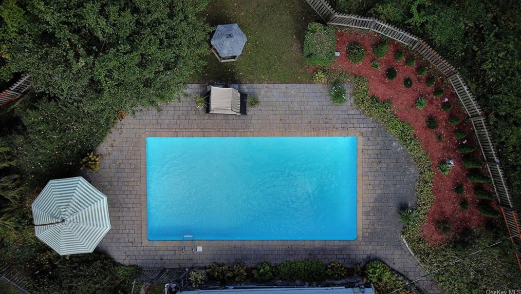 1059 Quaker Bridge Rd, Croton On Hudson NY  10520-3513 exterior