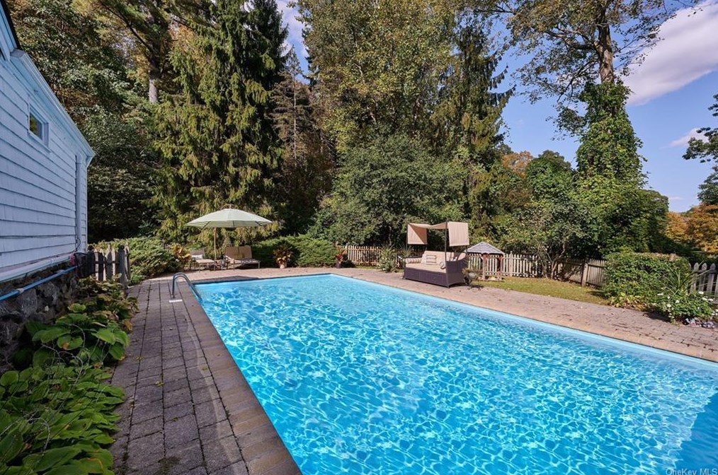 1059 Quaker Bridge Rd, Croton On Hudson NY  10520-3513 exterior