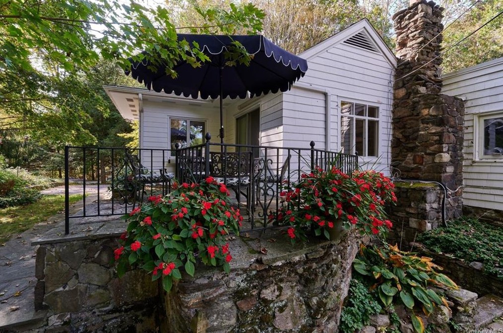 1059 Quaker Bridge Rd, Croton On Hudson NY  10520-3513 exterior