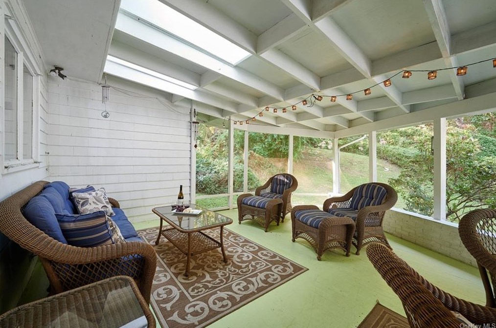 1059 Quaker Bridge Rd, Croton On Hudson NY  10520-3513 exterior