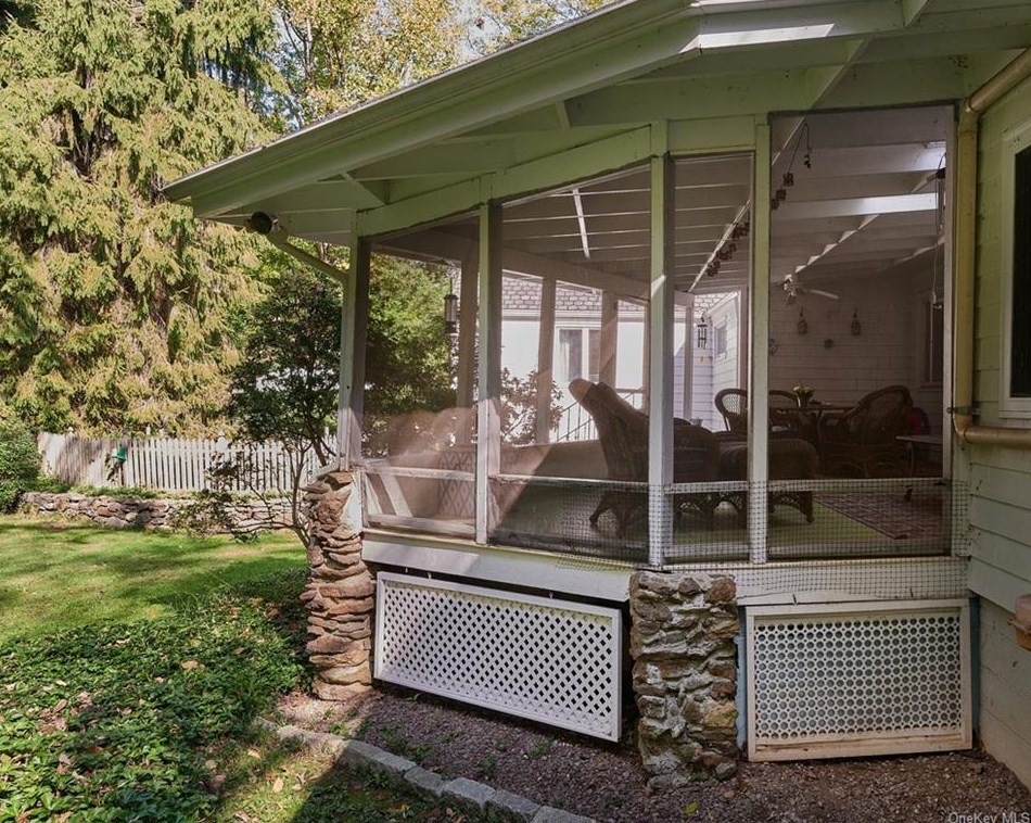 1059 Quaker Bridge Rd, Croton On Hudson NY  10520-3513 exterior