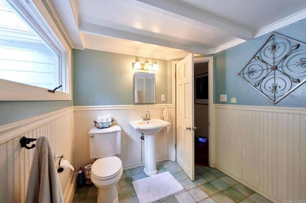 1059 Quaker Bridge Rd, Croton On Hudson NY  10520-3513 exterior