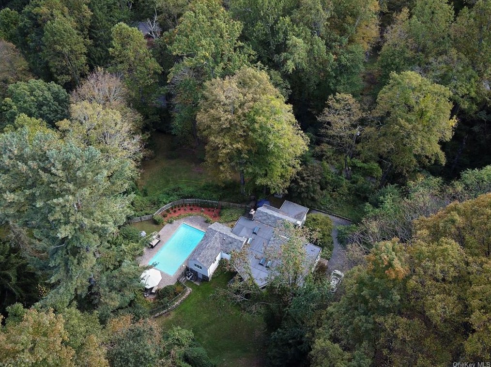 1059 Quaker Bridge Rd, Croton On Hudson NY  10520-3513 exterior