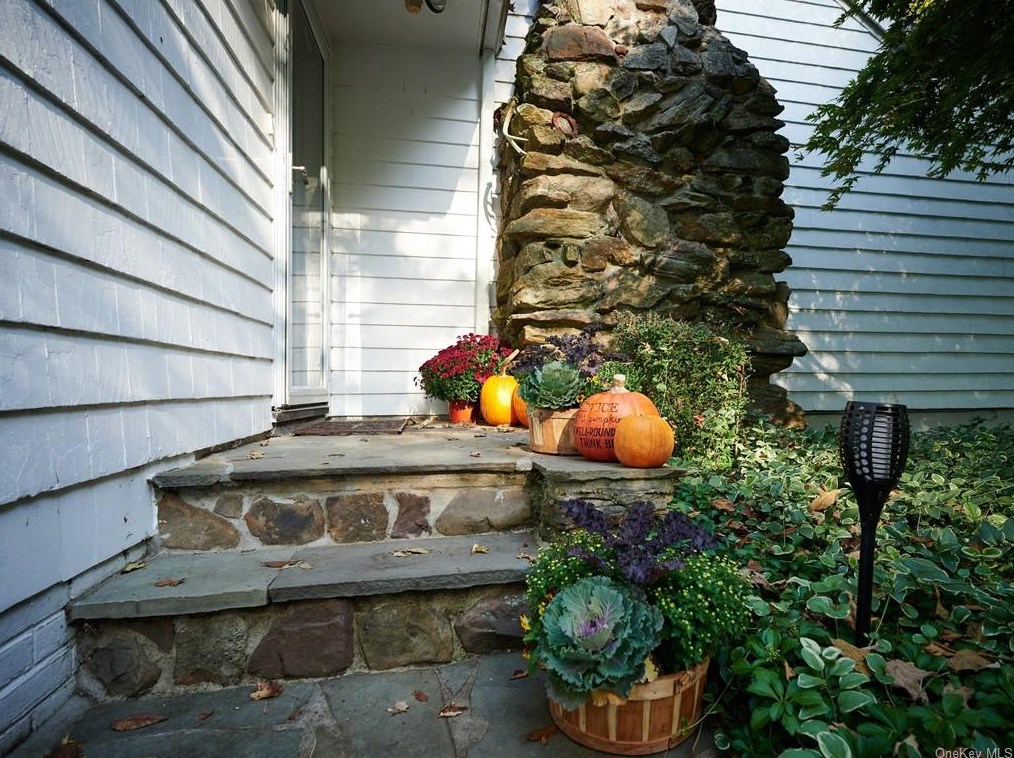 1059 Quaker Bridge Rd, Croton On Hudson, NY 10520-3513