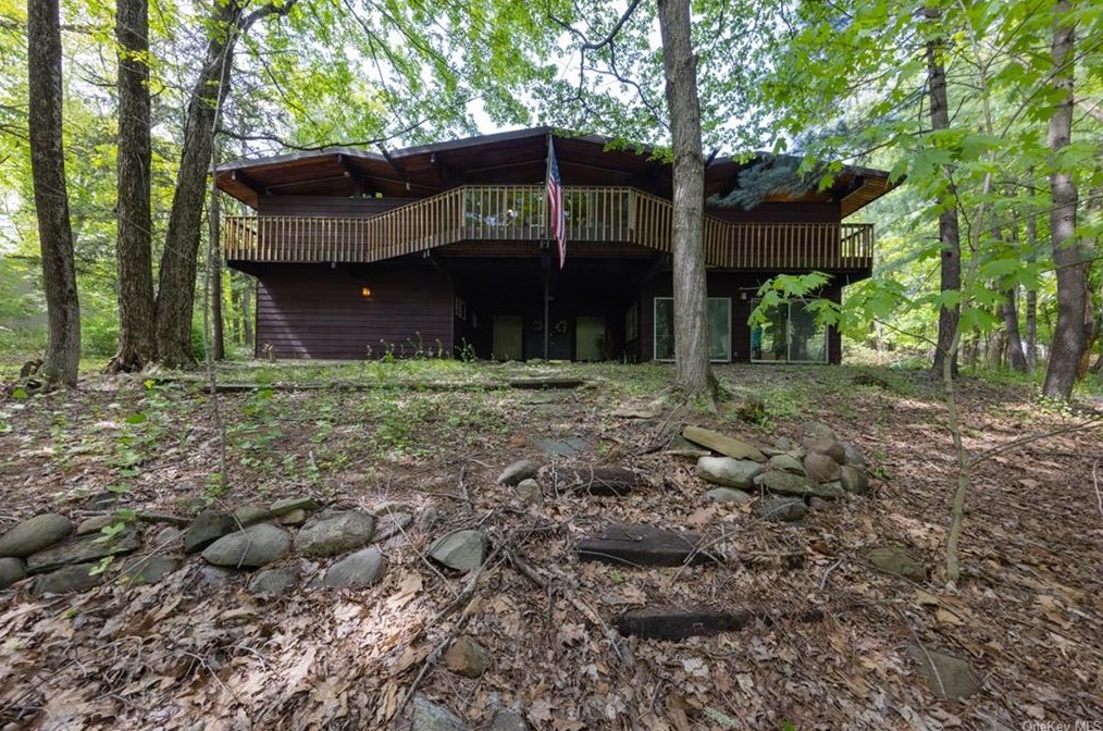 19 Doe Dr, Airmont, NY 10901