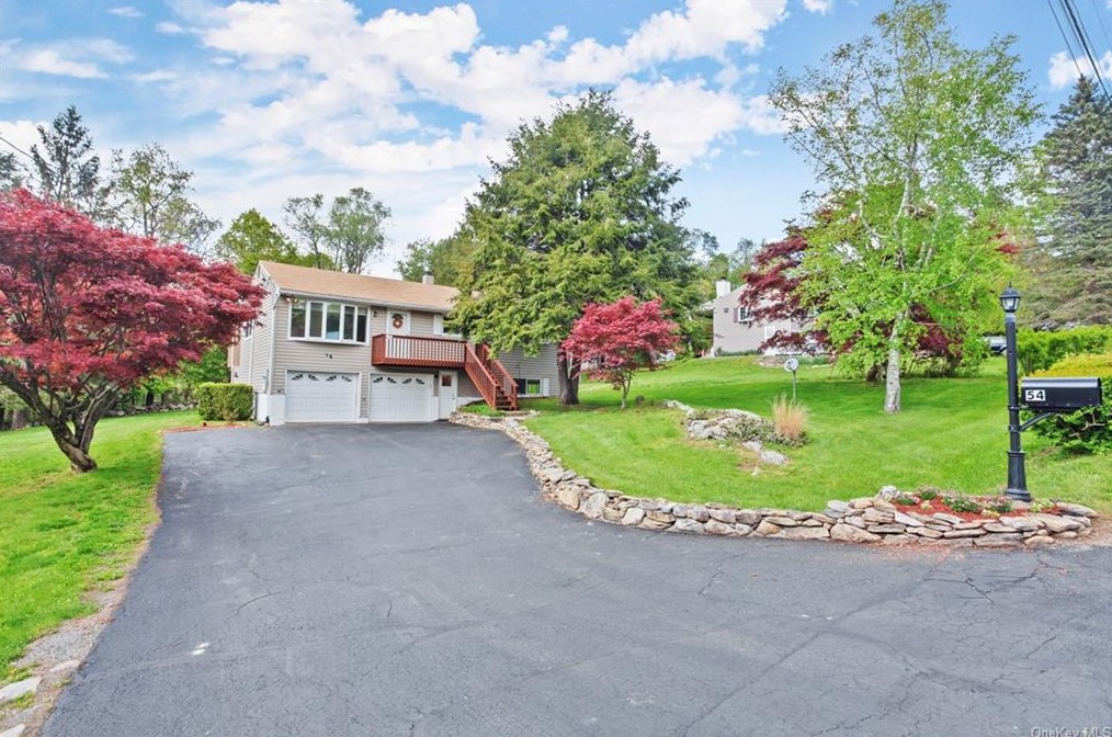54 Leeside Dr, Kent Lakes, NY 10512