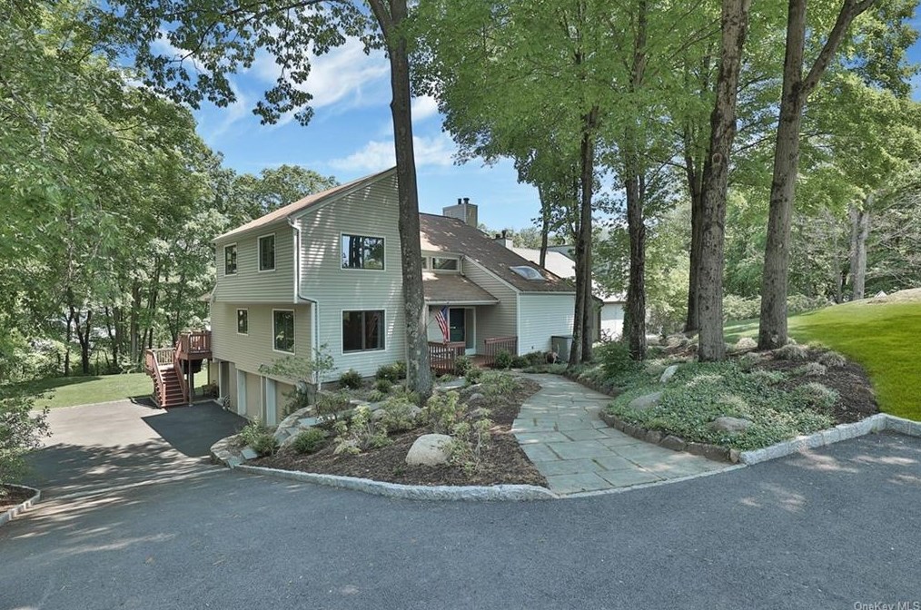 32 Maple Moor Ln, Cortlandt Manor, NY 10567-6420