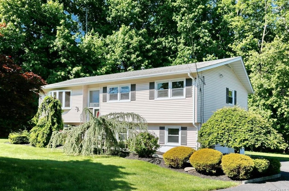 8 Jodi Ln, New City, NY 10956-2806