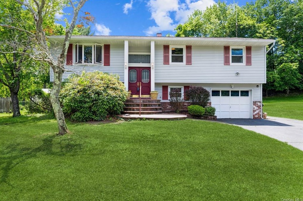 6 Elm Dr, Stony Point, NY 10980