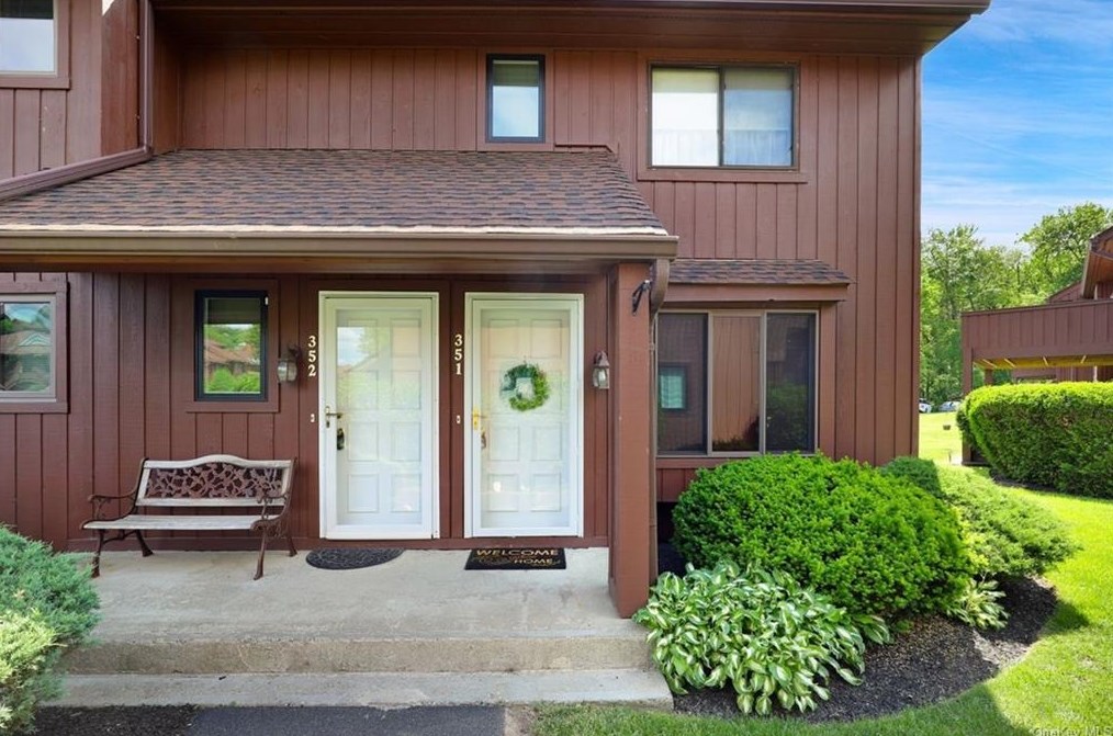 351 Panorama Dr, Mohegan Lake, NY 10547