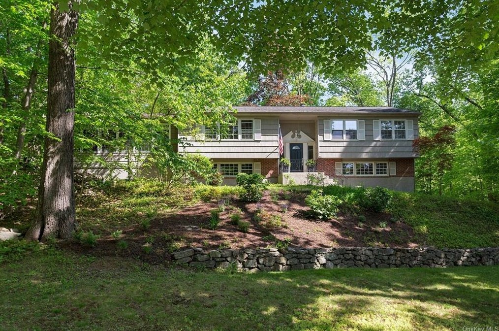 72 Lakeside Dr, Katonah, NY 10536-1604