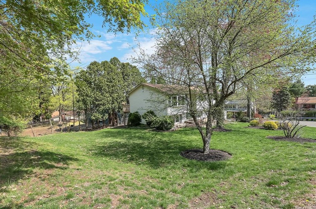 41 Harmony Rd, Chestnut Ridge, NY 10977-2326