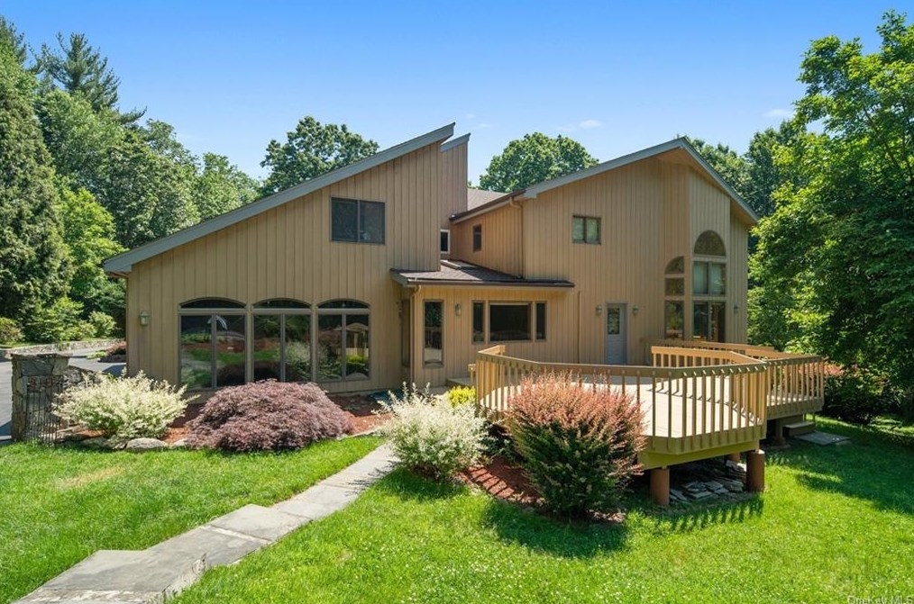 7 Orchard Hill Rd, Katonah, NY 10536-3018