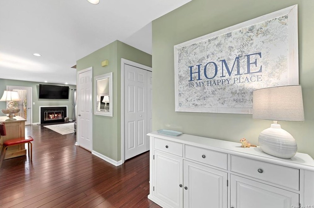 183 Ridgeview Ln, Yorktown Hgts, NY 10598